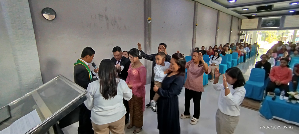 Upacara Baptisan di GBI Tambunan
